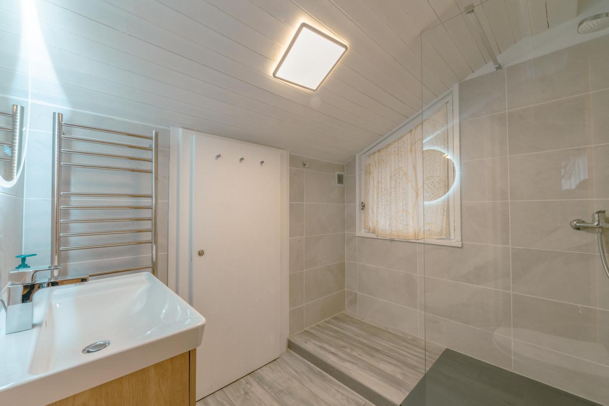 Chalet Muguet Gauche With Hot Tub Sleeps 10 Central Morzine Exterior photo
